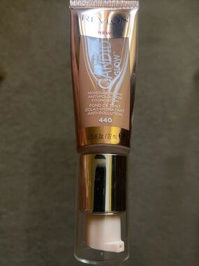 Revlon Candid Glow Moisture Foundation - Caramel 440